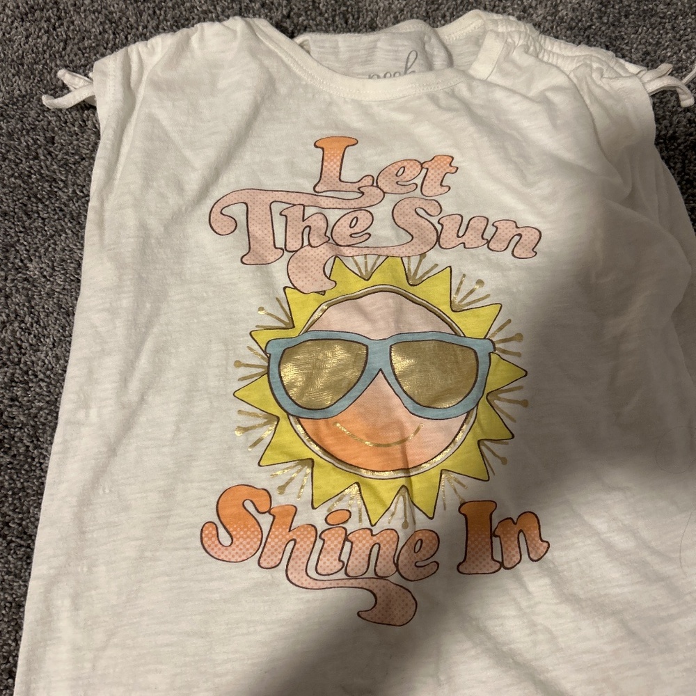Peek with the sun shin in T-shirt